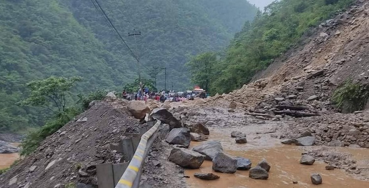 बाढीपहिरोले क्षतिग्रस्त बेँसीसहर-चामे सडक स्तरोन्नति गर्न एक अर्ब लाग्ने