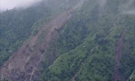 महाकुलुङमा पहिरो खस्यो, इङखु खोला थुनिने जोखिम