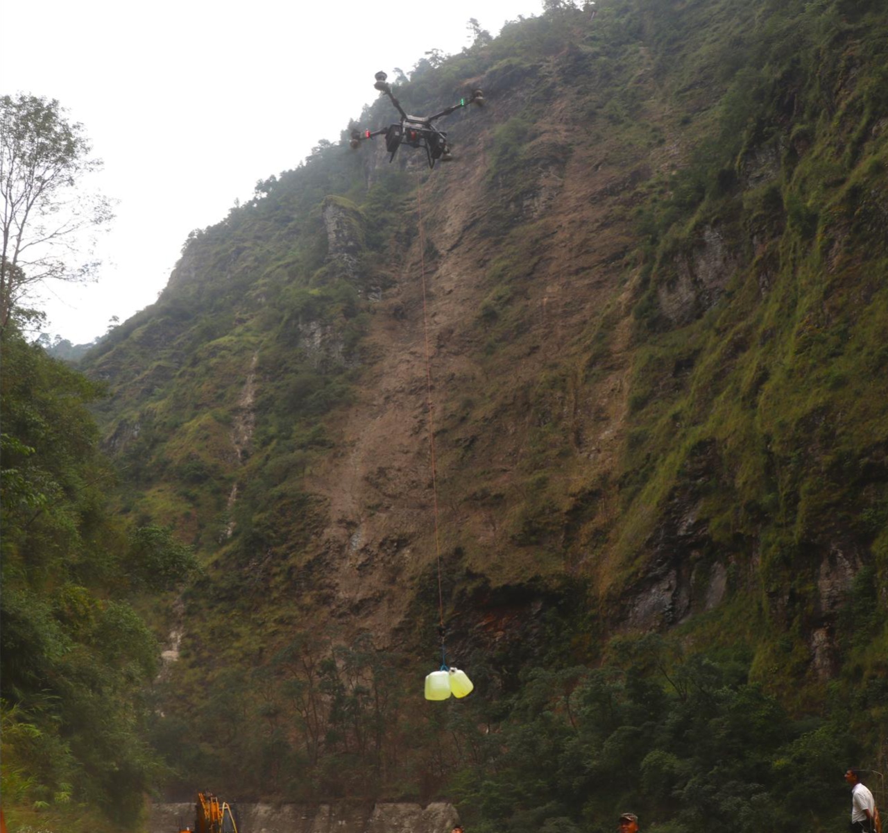 कोरला नाका जोड्ने सडक खुलाउन ड्रोनबाट इन्धन ढुवानी गरिँदै