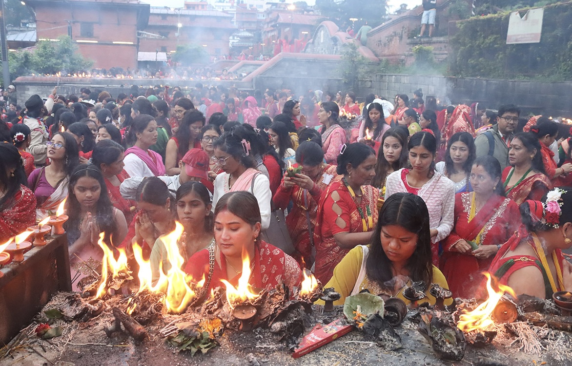 पाशुपत क्षेत्रमा बिहानैदेखि भक्तजनको भिड, सुरक्षामा खटिए १२५० प्रहरी, ९ हजारले गरे दर्शन
