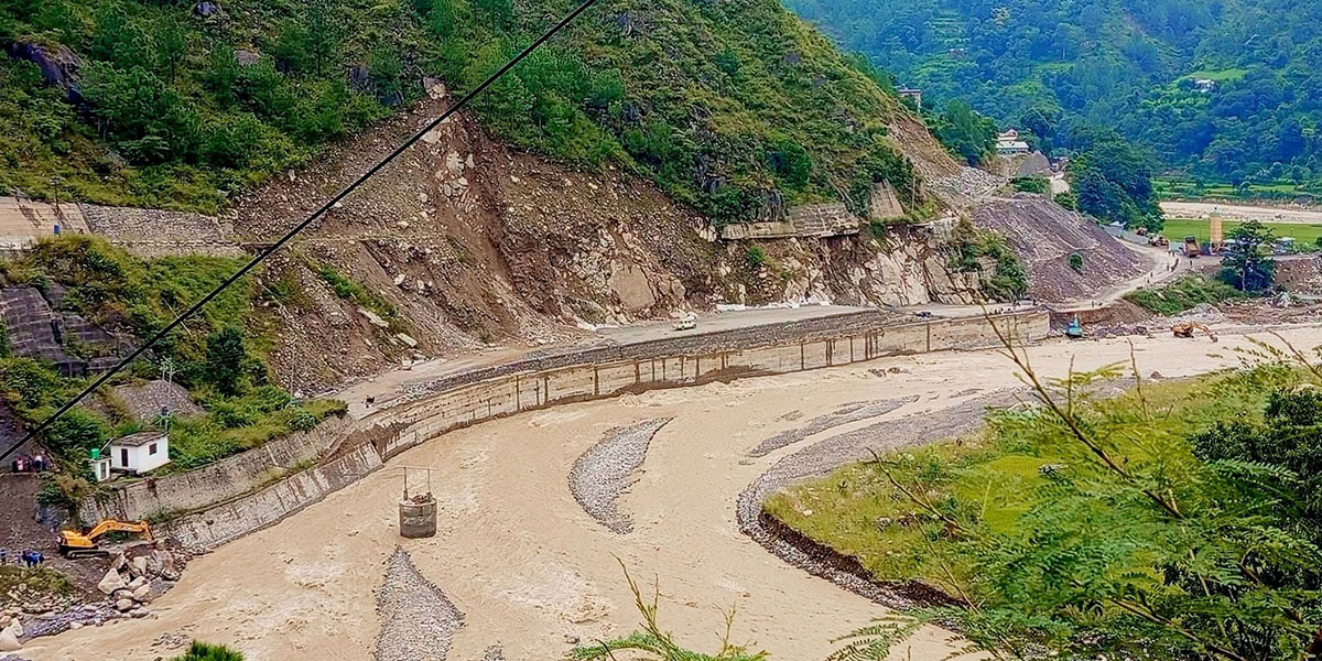 बीपी राजमार्ग ठाउँठाउँमा अवरुद्ध, काभ्रेका सीडीओ भन्छन्- भोलिदेखि खुल्न सक्छ