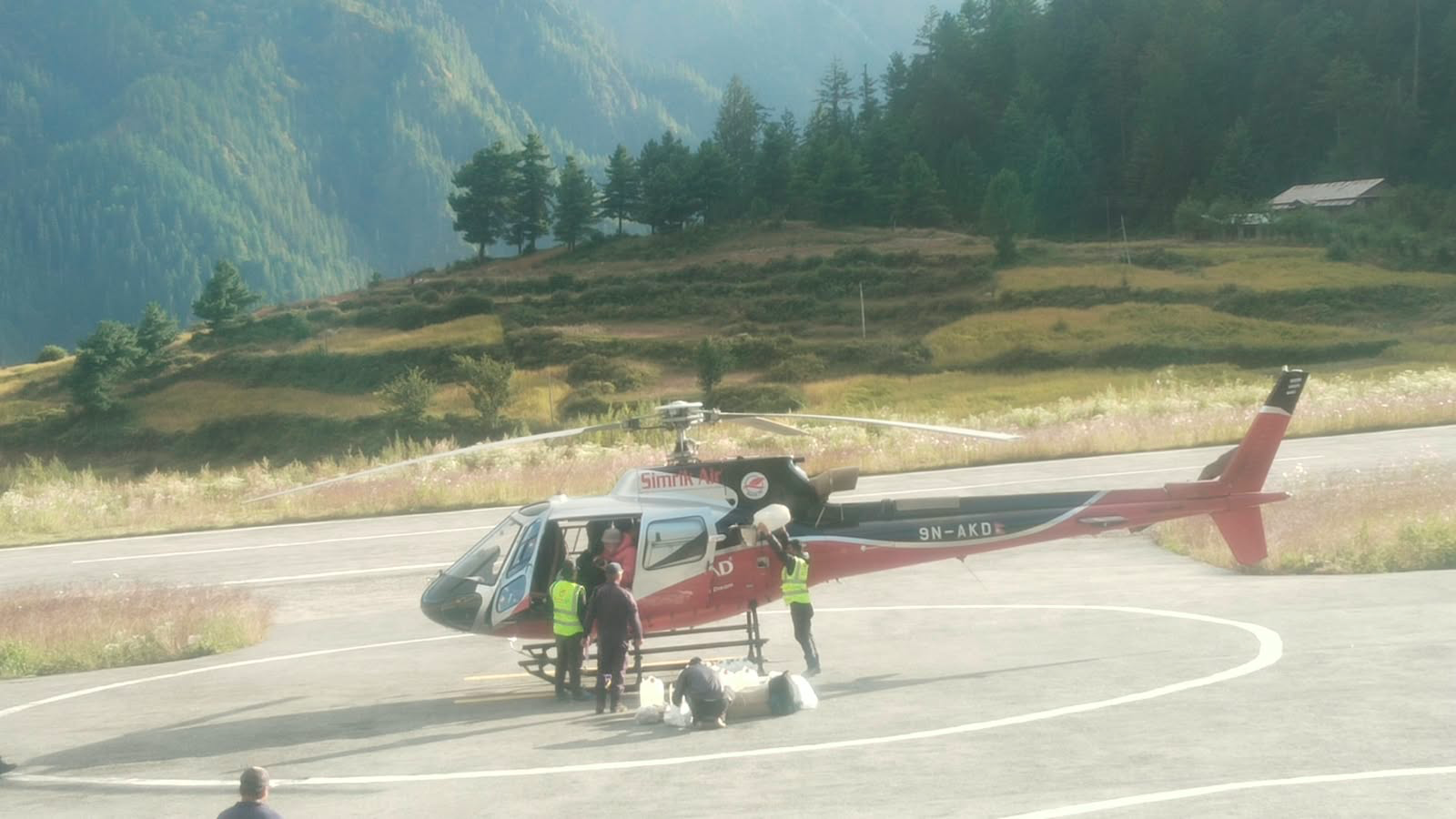 तीन जना विदेशी नागरिकको हेलिकप्टरमार्फत उद्वार