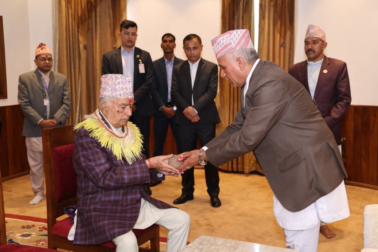 राष्ट्रपति पौडेलले गरे दशैंको टीका ग्रहण