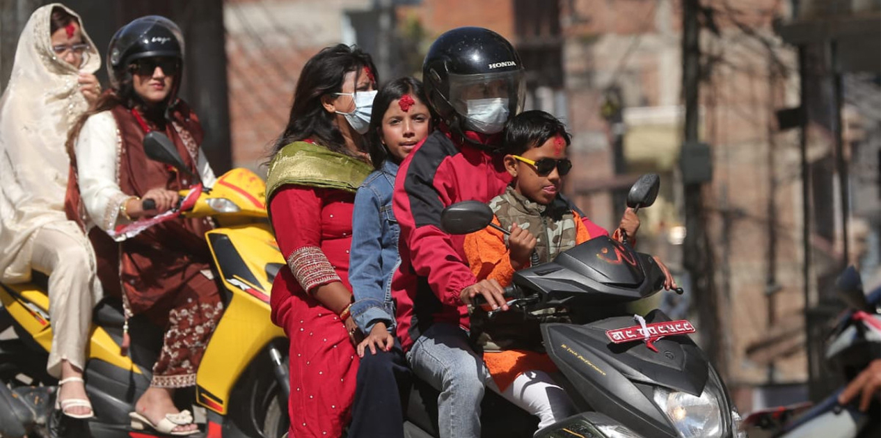 विजयादशमीको टीकासँगै काठमाडौँ उपत्यकामा बढ्यो चहलपहल, आफन्तकहाँ आशीर्वाद थाप्न जानेको लर्को