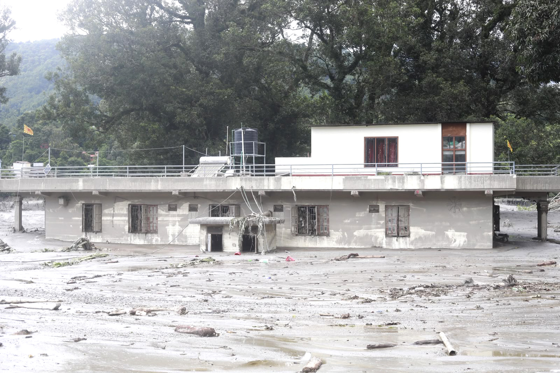 बाढीपीडितका लागि कर्मचारीको तलबबाट १० दिनसम्मको रकम कट्टा गर्ने प्रस्ताव