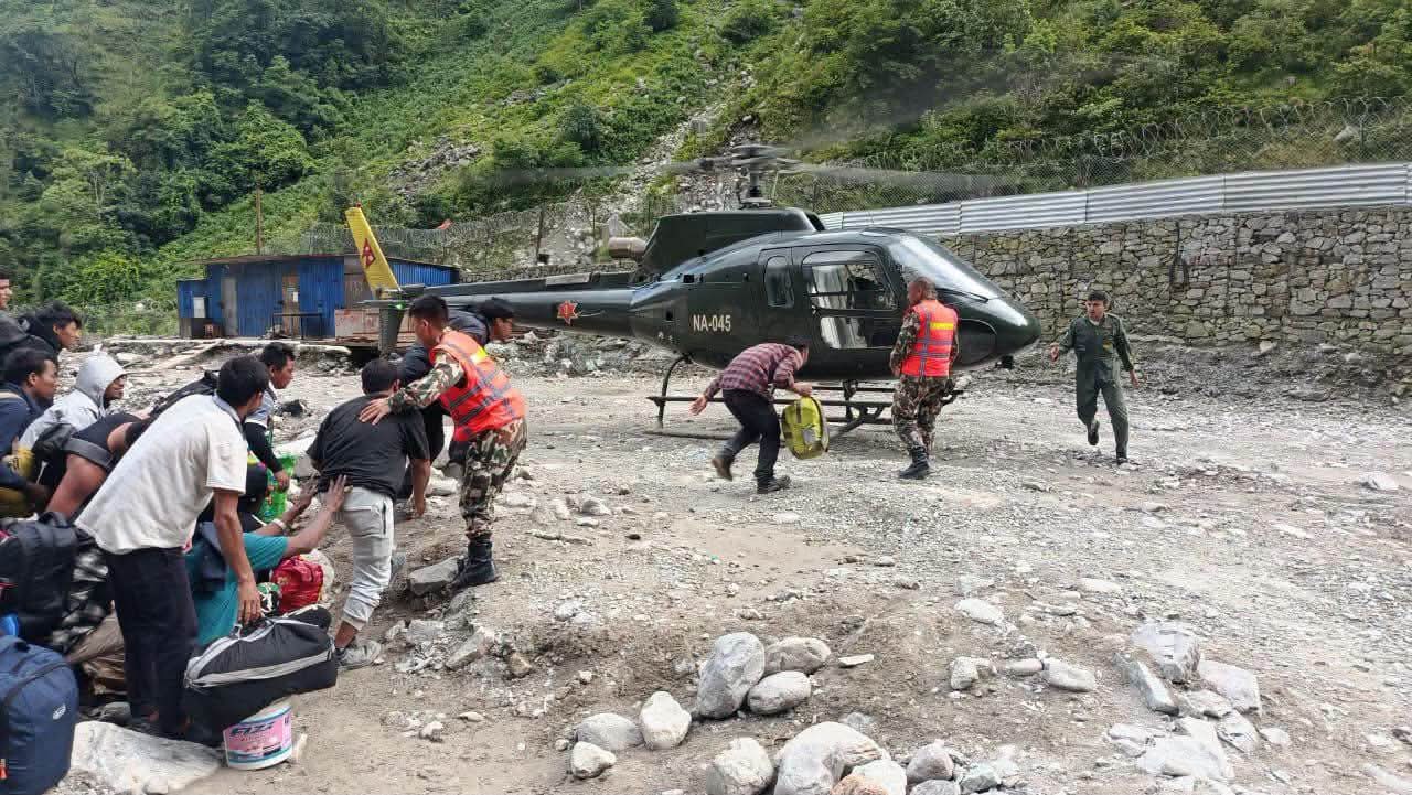 भोटेकोशी बाढी : खोज तथा उद्धारमा १३ हजारभन्दा बढी सुरक्षाकर्मी परिचालन, १ हजार ९७६ जनाको उद्धार
