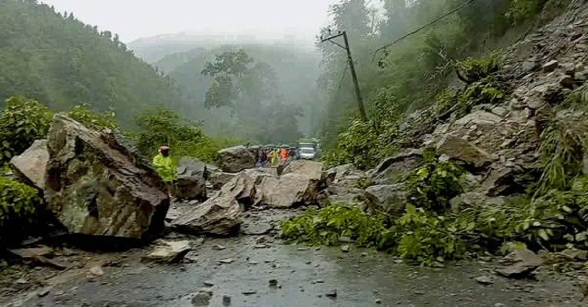 पहिरोले विभिन्न सडक अवरुद्ध, यात्रामा सावधानी अपनाउन अनुरोध