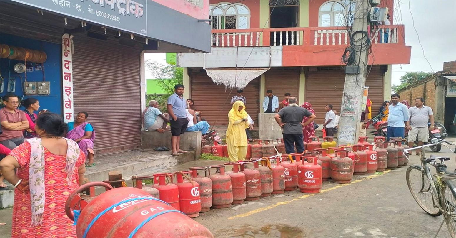 ग्यासको कालोबजारी रोक्न उपत्यकाका डिपोमा सादा पोसाकका प्रहरी परिचालन
