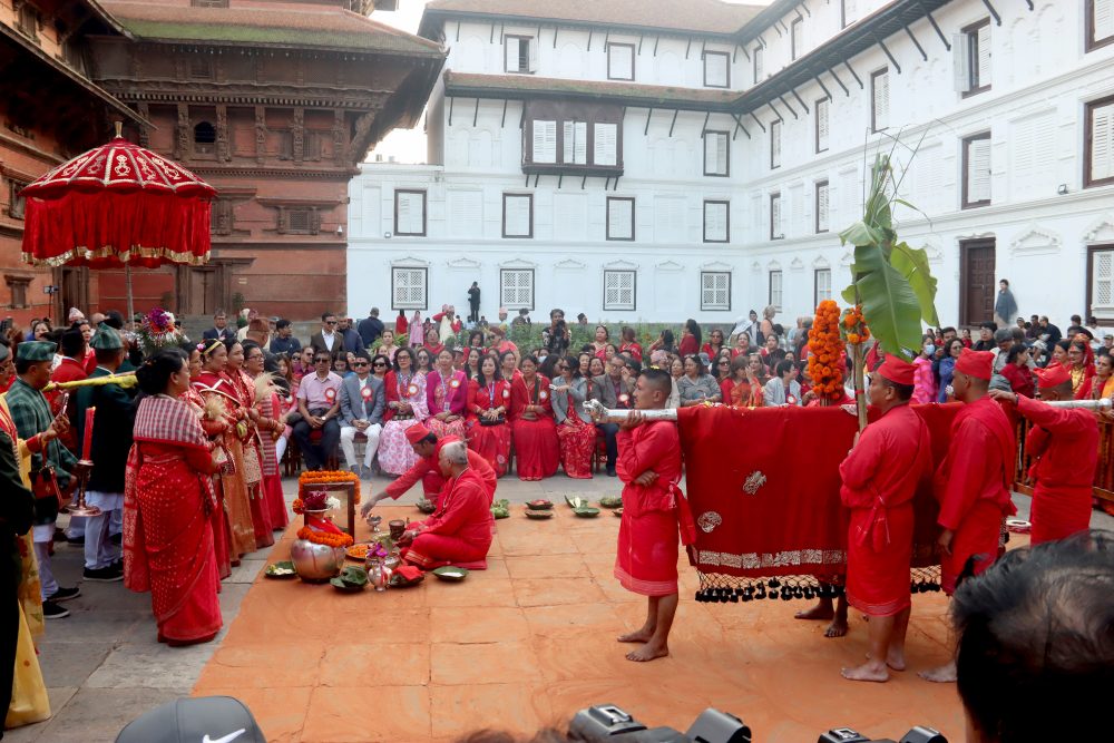 हनुमानढोकाको दसैँघरमा भित्र्याइयो फूलपाती