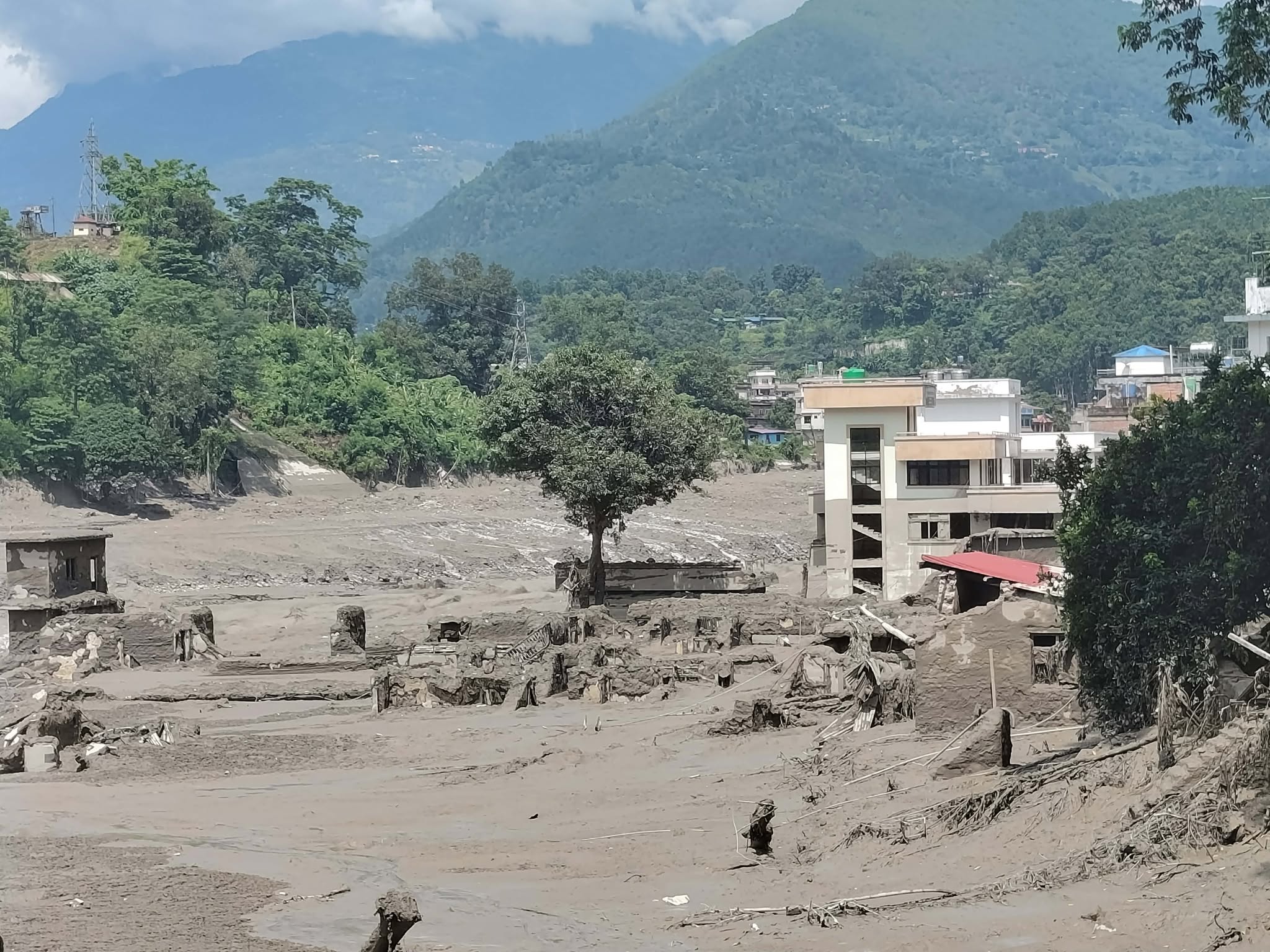 बाढी प्रभावित बस्ती जोड्न धमाधम तुइन निर्माण गरिँदै