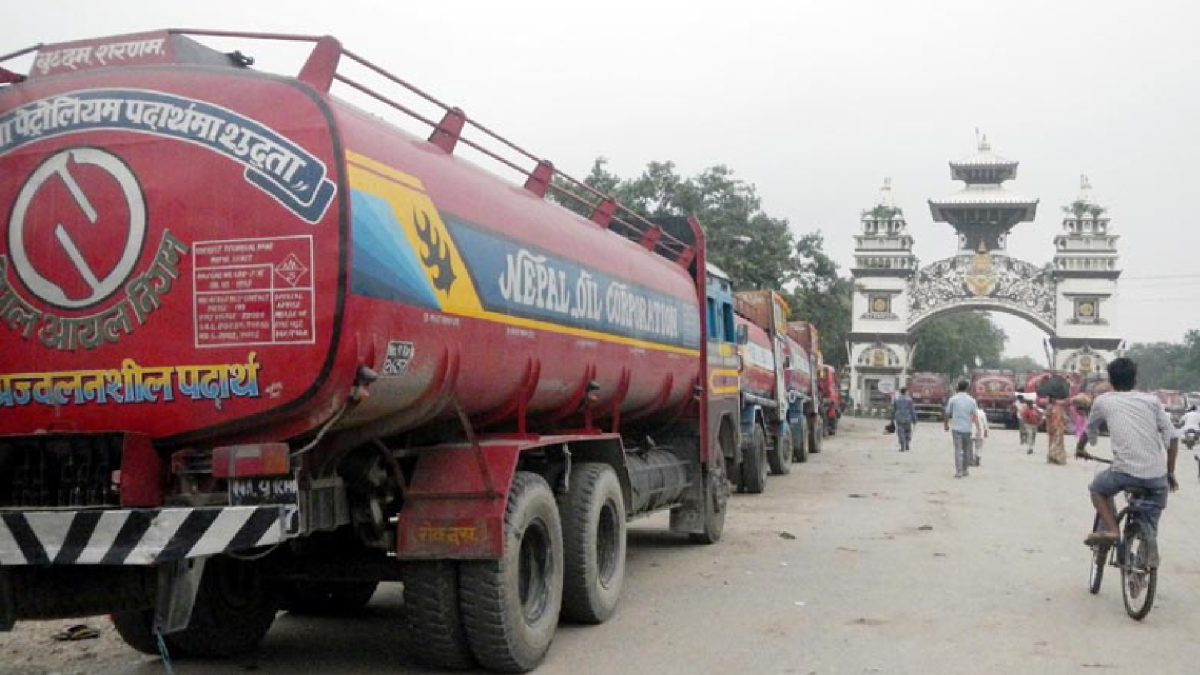 काठमाडौंमा पेट्रोलियम पदार्थ बाइरोडको बाटोबाट ल्याइँदै