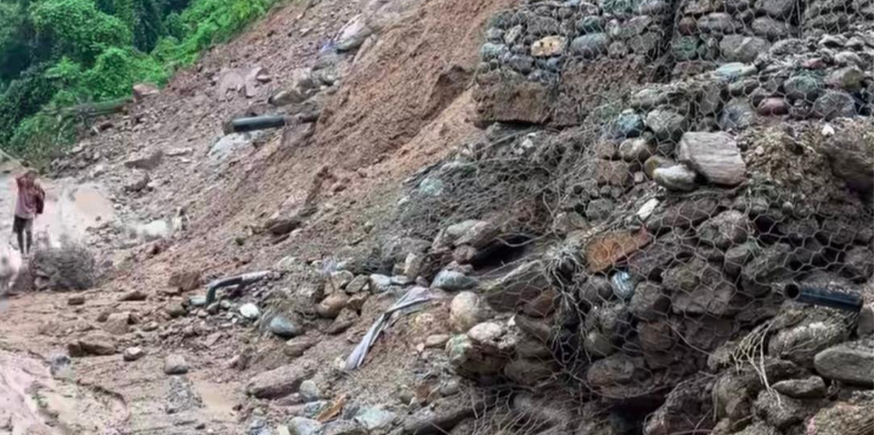 पहिरोका कारण कोरला सडक अवरुद्ध