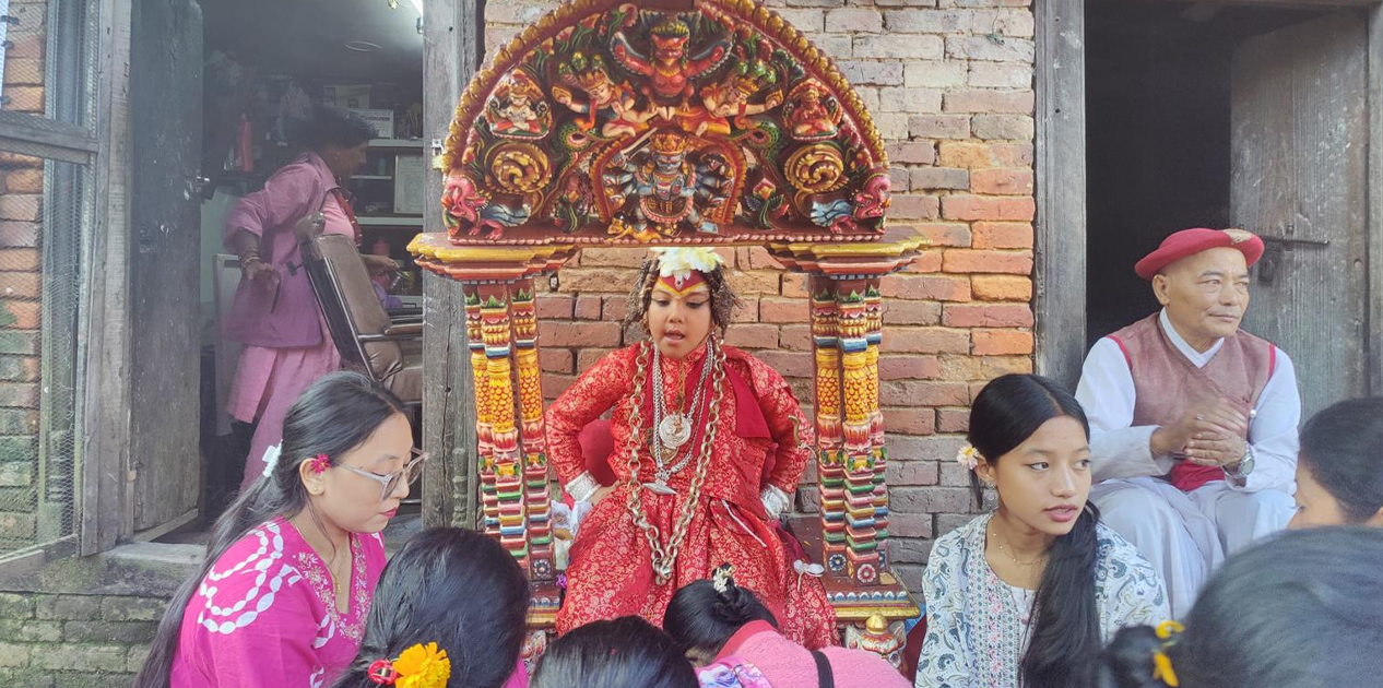 तलेजुमा सर्वसाधारणद्वारा कुमारीको हातबाट टीका ग्रहण, तलेजुलाई देवगृह भित्र्याइयो